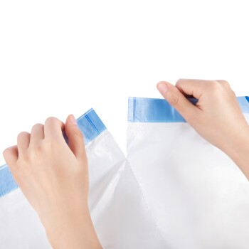 Zwei Hände ziehen einen wiederverschließbaren Plastikbeutel mit einem blauen Streifen oben auseinander, der sein weißes Inneres zeigt.