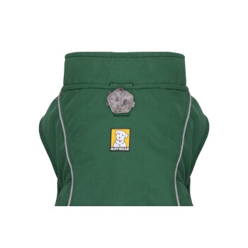 Eine Nahaufnahme einer grünen Hundejacke mit einem Ruffwear-Logo und einer Hundegrafik sowie einem reflektierenden Detail am Kragen.