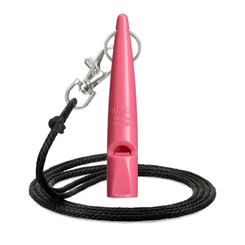 Pinkfarbige ACME Hundepfeife mit schwarzer Schnur und Metallclip, hergestellt in England, isoliert auf weißem Hintergrund.