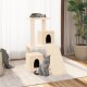 Ein beiger Katzenbaum mit zwei Ebenen, auf dem eine schlafende Katze oben und eine graue Katze, die neben ihr auf einem weichen Teppich in einem gemütlichen Raum sitzt.