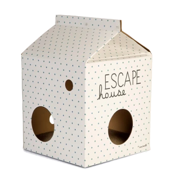 Ein weißes Papphaustier mit blauen Punkten, mit zwei runden Öffnungen und dem Text "ESCAPE house" auf der Vorderseite.