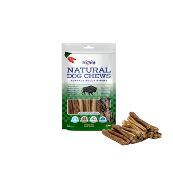 Verpackung von Natural Dog Chews Buffalo Bully Sticks mit einem klaren Fenster, beschriftet mit '100% Lecker' und 'Premium Hundefutter.'