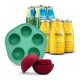Flaschen mit SmoothieDog Haustiergetränken mit der Aufschrift "Huhn" und "Trinkpause", eine grüne Silikonform und ein roter Leckerli-Spender mit Ball.