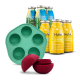 Flaschen mit SmoothieDog Haustiergetränken mit der Aufschrift "Huhn" und "Trinkpause", eine grüne Silikonform und ein roter Leckerli-Spender mit Ball.