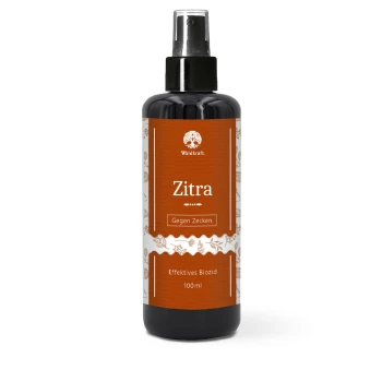 Schwarze Sprühflasche mit orangefarbenem Etikett 'Zitra' (Waldkraft), sichtbarer Text 'Gegen Zecken, Effektives Biozid, 100 ml'.