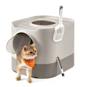 Eine hellfarbige Katze mit einem orangefarbenen Halstuch, die aus einer modernen, stilvollen Katzentoilette mit transparentem Tür und angehängtem Schaufel herauskommt.