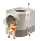 Eine hellfarbige Katze mit einem orangefarbenen Halstuch, die aus einer modernen, stilvollen Katzentoilette mit transparentem Tür und angehängtem Schaufel herauskommt.
