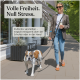 Frau, die einen Bulldog an der Leine führt, ein Getränk haltend, mit dem Text „Volle Freiheit. Null Stress.“ und Leinenfunktionen auf Deutsch.