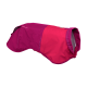 Ein lebendiger pinker Hundemantel von Ruffwear, mit einem schlanken Design, einer Seitentasche und reflektierenden Details.