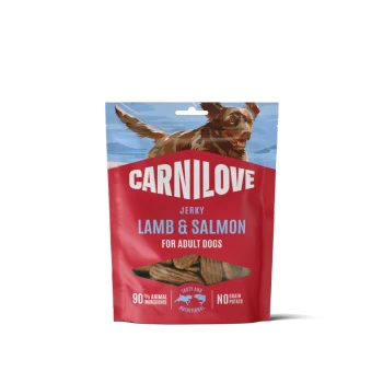 Pochette rouge Carnilove de viande séchée avec illustration d'un chien en course, étiquetée Agneau & Saumon pour chiens adultes, fenêtre transparente montrant les friandises