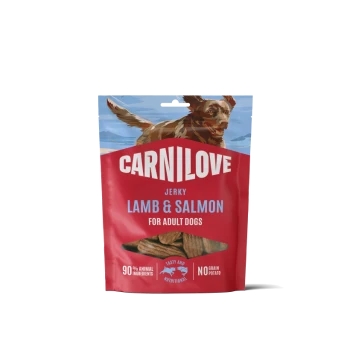 Pochette rouge Carnilove de viande séchée avec illustration d'un chien en course, étiquetée Agneau & Saumon pour chiens adultes, fenêtre transparente montrant les friandises