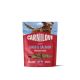 Pochette rouge Carnilove de viande séchée avec illustration d'un chien en course, étiquetée Agneau & Saumon pour chiens adultes, fenêtre transparente montrant les friandises