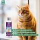 Eine orange getigerte Katze sitzt nahe einem Fenster, mit einer Flasche Men For San Anti-Insekten-Shampoo, die Informationen über ihre Wirksamkeit und Inhaltsstoffe enthält.