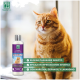 Eine orange getigerte Katze sitzt nahe einem Fenster, mit einer Flasche Men For San Anti-Insekten-Shampoo, die Informationen über ihre Wirksamkeit und Inhaltsstoffe enthält.