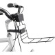 Schwarze Fahrradlenkerkorb-Befestigung mit einem Metallrahmen, montiert an einem silbernen Fahrrad, das Kabel und Griffe zeigt.