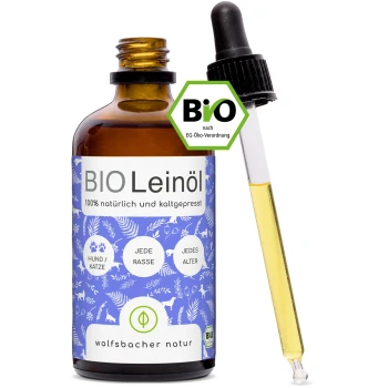 Verschiedene Flaschen mit biologischem Leinsamenöl, beschriftet mit 'BIO Leinsöl' von Wolfsbacher Natur, mit einer Pumpflasche, Pipette und großem Behälter.