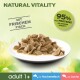 Nassfutter für Katzen auf einem weißen Teller, beschriftet mit 'Natural Vitality' und '95% des Proteins aus tierischer Herkunft', mit frischem Fisch.