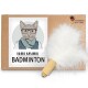 Ein Kartonpaket mit einer Cartoon-Katzenillustration und dem Text "KATER KASIMIR BADMINTON" sowie einem weißen Feder-Spielzeug, das angebracht ist.
