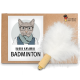 Ein Kartonpaket mit einer Cartoon-Katzenillustration und dem Text "KATER KASIMIR BADMINTON" sowie einem weißen Feder-Spielzeug, das angebracht ist.