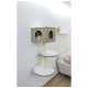 Ein Katzenbaum aus Holz mit einem würfelförmigen Versteck mit zwei runden Öffnungen und zwei runden Plattformen mit weichen Kissen, vor einer weißen Wand.