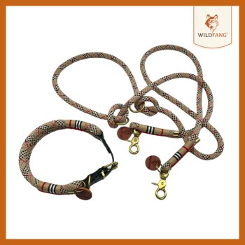 Eine Kollektion stilvoller Haustierleinen und -halsbänder in einem gewebten Design, mit goldenen Verschlüssen und einem Logoanhänger von Wildfang.