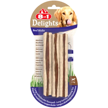 Opakowanie 8in1 Delights Beef Sticks z trzema gryzakami o smaku wołowym, z golden retrieverem liżącym się w tle.