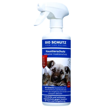 Weiße Sprühflasche mit der Aufschrift ‚BIO SCHUTZ‘ und ‚Haustierschutz wirksamer Insektenschutz‘ mit Katzenfoto auf dem Etikett.