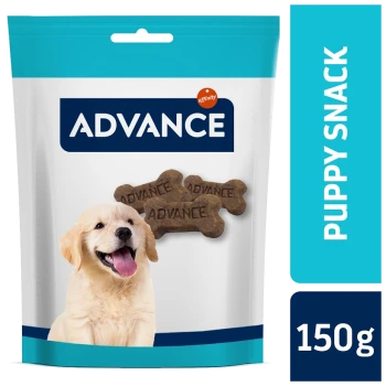 Un sac de friandises pour chiots Advance avec un chiot golden retriever souriant et des friandises en forme d'os. Texte : "FRAIS POUR CHIOTS" et "150g."