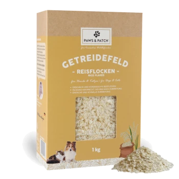 PAWS & PATCH Getreidefeld Reisflocken 1-kg-Box, Sichtfenster mit Flocken, Abbildung von Hund und Katze und loser Haufen Flocken.