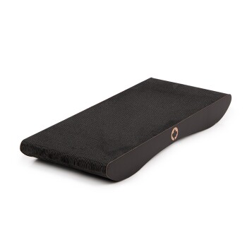 Schwarzer Kratzbaum für Katzen mit einem gebogenen Design und strukturierten Oberflächen, mit einem kleinen Blattlogo an der Seite.