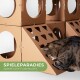 Eine getigerte Katze erkundet eine Pappspielstruktur mit Löchern und Rampen, beschriftet mit "SPIELEPARADIES spielerische Futter suche" in grüner Schrift.