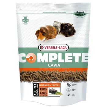 Eine Tüte Versele-Laga Complete Cavia Meerschweinchenfutter mit zwei Meerschweinchen und Text für "Holunder + Timothy" und "Vitamin C Plus."