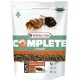 Un sac de nourriture pour cobayes Versele-Laga Complete Cavia avec deux cobayes et le texte "Sureau + Timothy" et "Vitamine C Plus."