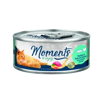 Katzenfutterdose mit einer orangefarbenen Katze, beschriftet mit "Moments to enjoy", mit Geschmacksrichtungen von Thunfisch und Huhn mit Schinken.