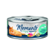Katzenfutterdose mit einer orangefarbenen Katze, beschriftet mit "Moments to enjoy", mit Geschmacksrichtungen von Thunfisch und Huhn mit Schinken.