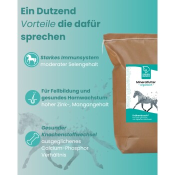 Ein Pferd weidet in der Nähe eines Behälters mit Krähen Busch Mineralpferdefutter, das mit "Mineralfutter" und "Spezialist für Mineralfutter" beschriftet ist.