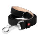 Zwarte leren hondenriem opgerold met chroom karabijnhaak en D-ring, beige voering, rood label met tekst 'WAUDOG'.