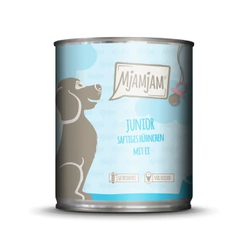 Dose Mjamjam Hundefutter mit einer grauen Hundillustration, beschriftet mit 'Junior Saftiges Hühchen mit Ei', mit Angaben, dass es getreidefrei und fleischreich ist.