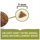 Gros plan sur un morceau de croquette triangulaire de 9 mm avec du texte : "UN GOÛT DONT VOTRE ANIMAL AURA NATURELLEMENT ENVIE."