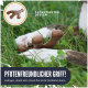 Die Pfote eines Hundes hält ein gebogenes, knochenförmiges Spielzeug auf Gras, mit dem Text 'PFOTENFRIENDLICHER GRIFF! Gebogen, damit dein Hund ihn leicht festhalten kann.'