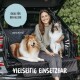 Eine Frau sitzt in einem Auto mit einem flauschigen braun-weißen Hund und einem kleineren schwarz-weißen Hund. Text: "IDEAL FÜR DEN ALLTAG" und "VIELSEITIG EINSETZBAR."