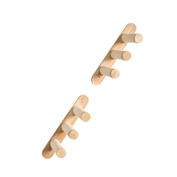 Holz-Kratzbaum für Katzen mit drei beigen Sisal-umwickelten Pfosten auf jeder Seite, entworfen für die Wandmontage.