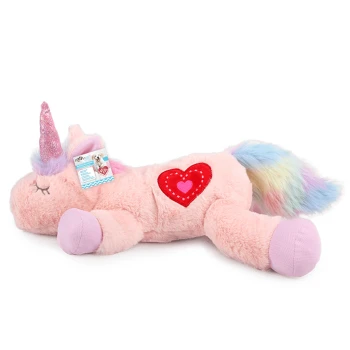 Rosa Plüsch-Einhorn-Hundespielzeug liegt flach, mit glitzerndem Horn, besticktem rotem Herz-Patch, Regenbogenschwanz und hängendem Anhänger mit Herzsymbol