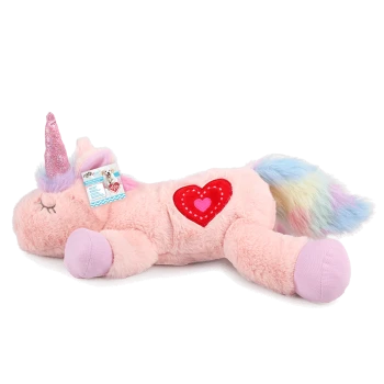 Rosa Plüsch-Einhorn-Hundespielzeug liegt flach, mit glitzerndem Horn, besticktem rotem Herz-Patch, Regenbogenschwanz und hängendem Anhänger mit Herzsymbol