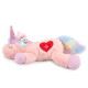 Rosa Plüsch-Einhorn-Hundespielzeug liegt flach, mit glitzerndem Horn, besticktem rotem Herz-Patch, Regenbogenschwanz und hängendem Anhänger mit Herzsymbol