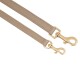 Beige Hundeleine mit goldenen Metallverschlüssen, mit einem schlanken Design und sichtbaren Nähdetails.