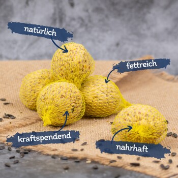Fünf gelbe Netzvogel-Futterbälle auf einer Juteschicht, beschriftet mit "natürlich," "fettreich," "kraftspendend," und "nahrhaft."