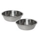 Zwei Futternäpfe aus Edelstahl, einer etwas größer als der andere, nebeneinander auf einem weißen Hintergrund platziert.