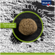 Ein einzelnes braunes Haustierfutterpellet auf einem dunklen strukturierten Hintergrund, mit dem Text "100% ALL IN ONE," "Durchmesser 12 – 15 mm," und "KEINE SELECTION."