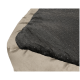 Nahaufnahme eines Haustierbettes mit einem strukturierten schwarzen Stoff mit erhöhten Punkten auf einer Seite und einem weichen beigen Material auf der anderen.